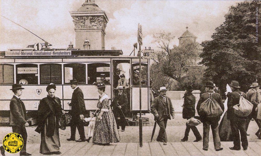 Für die weiterführende Strecke vom Isartorplatz zur Ludwigsbrücke und Lilienstraße  begann der elektrische Betrieb am 23.6.1898 nach einer Bauzeit von 25.4. bis 22.6.1898. Das nahegelegene Muffatwerk war die ideale Einspeisestation für diesen Streckenabschnitt bis zum Rosenheimer Platz.