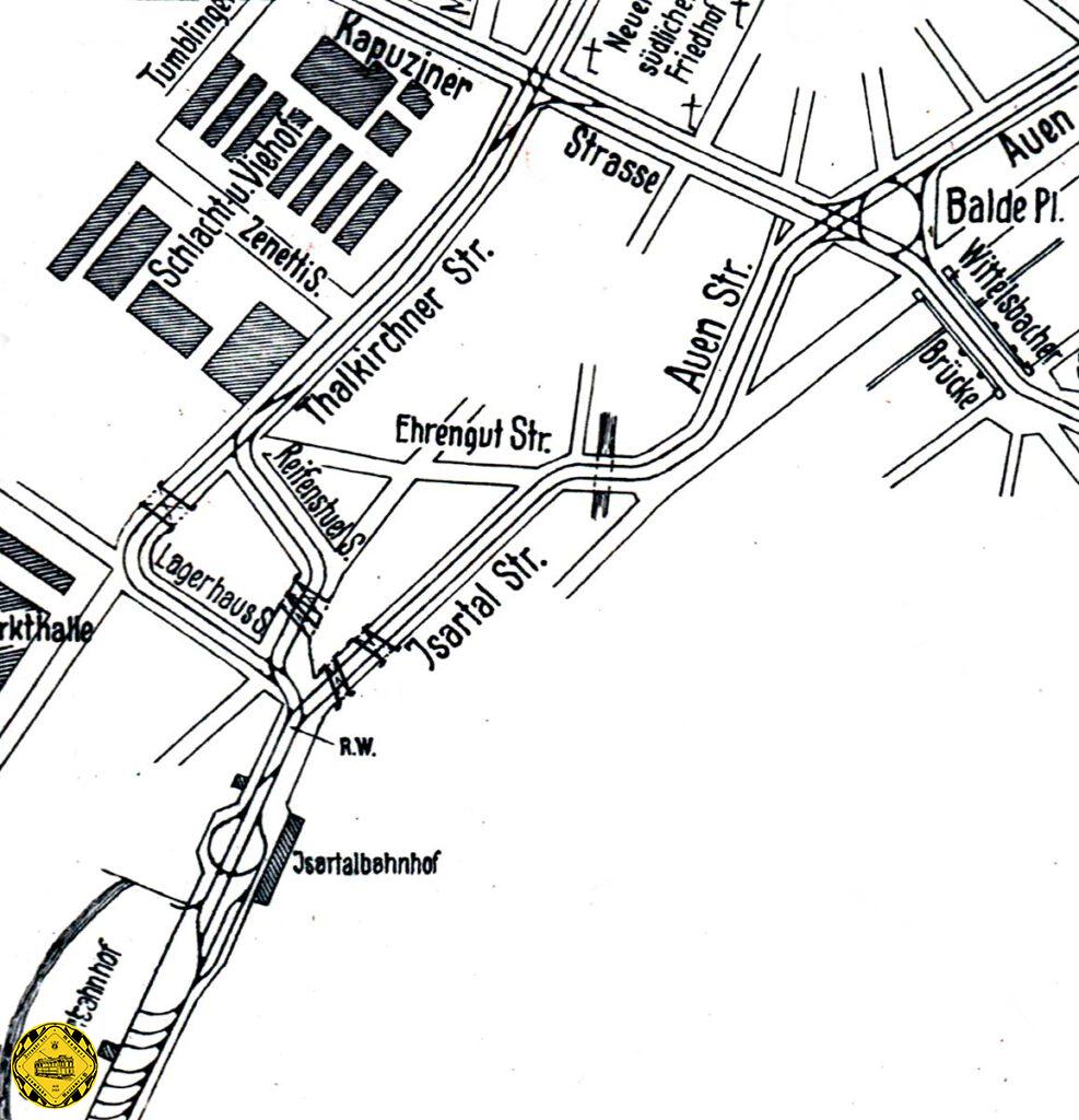 Trambahnbetrieb in der Auenstraße: die Kirche St. Maximilian (erbaut 1898) besaß ursprünglich zwei Spitztürme, die nach ihrer Zerstörung im Krieg nicht mehr wiederaufgebaut wurden.