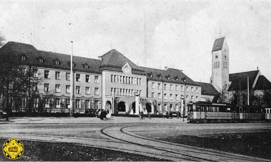 Ein Dreiwagenzug fährt im Jahr 1929 in die neue Wendeschleifenanlage des Kölner Platz ein.