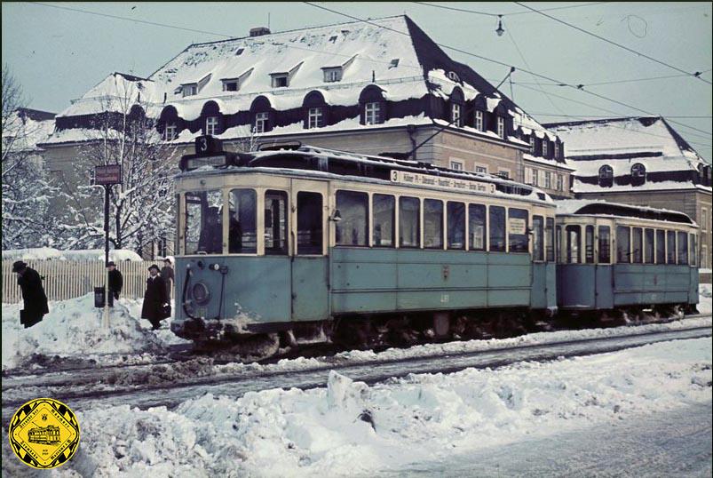 Ein Wagen der Linie 3 steht im Winter 1936 abfahrbereit am Botanischen Garten mit Zielschild "Kölner Platz" .
