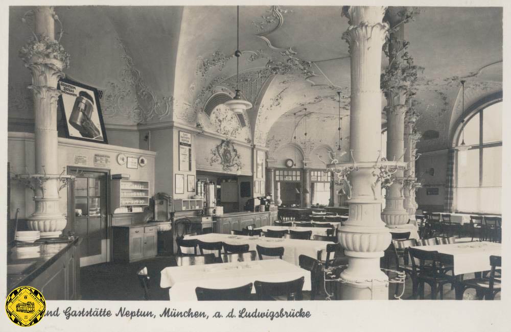 Cafehäuser in Münchne waren überaus beliebt: das "Cafe Luitpold" eröffnete 1888 in der Briennerstraße und das "Cafe Dengler" am Odeonsplatz sowie eben auch das "Cafe Neptun". Je nach Kundenschicht warben die Lokale mit einem besonderen Wein- oder Bierangebot, z. B. schenkte das "Cafe Neptun" sogar Fassbier aus. August Hermann, der frühere Pächter des "Cafe Paul", übernahm es 1892 und warb zur Eröffnung mit folgender Zeitungsanzeige: "Cafe von 6 Uhr früh, Löwenbräubier vom Faß, 6 Billards, 70 in- und ausländische Zeitungen ...- über dem Restaurationssaal befindet sich ein sog. Bierstübl." 1897 kam das Lokal in den Besitz von August Götze; seit 1906 gehörte es zur Spatenbrauerei, wurde 1944 schwer beschädigt. Es wurde  1960 neu eröffnet, aber der alte Glanz war längst dahin.