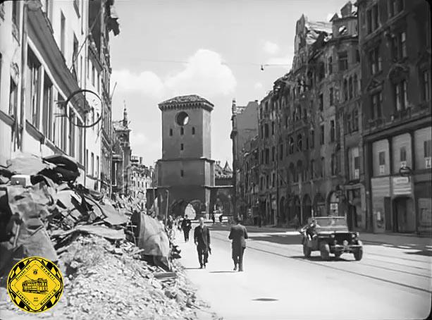 Im 2.Weltkrieg wurde das Tor und die Türme schwer getroffen, aber nicht zerstört. Im Jahr 1947 kommt schon wieder ein Typ K Wagen durch das Tor auf der Linie über den Isartorplatz. Im Jahr 1951 wurde das Isartor notdürftig repariert.