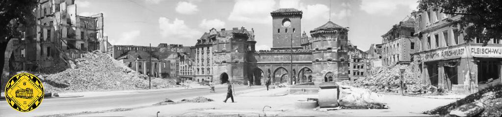 Im 2.Weltkrieg wurde das Tor und die Türme schwer getroffen, aber nicht zerstört. Im Jahr 1947 kommt schon wieder ein Typ K Wagen durch das Tor auf der Linie über den Isartorplatz. Im Jahr 1951 wurde das Isartor notdürftig repariert.