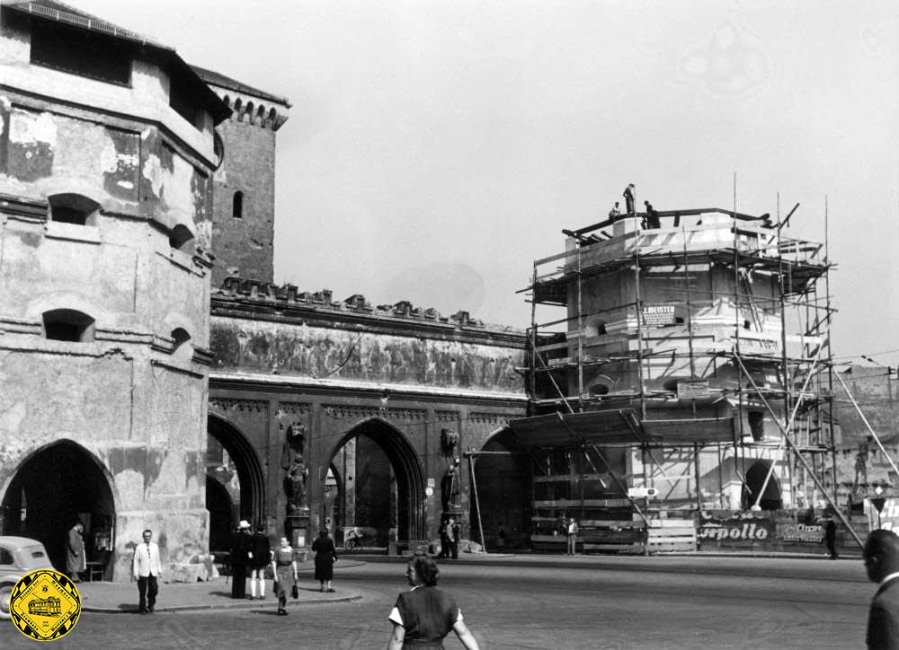 Im 2.Weltkrieg wurde das Tor und die Türme schwer getroffen, aber nicht zerstört. Im Jahr 1947 kommt schon wieder ein Typ K Wagen durch das Tor auf der Linie über den Isartorplatz. Im Jahr 1951 wurde das Isartor notdürftig repariert.
