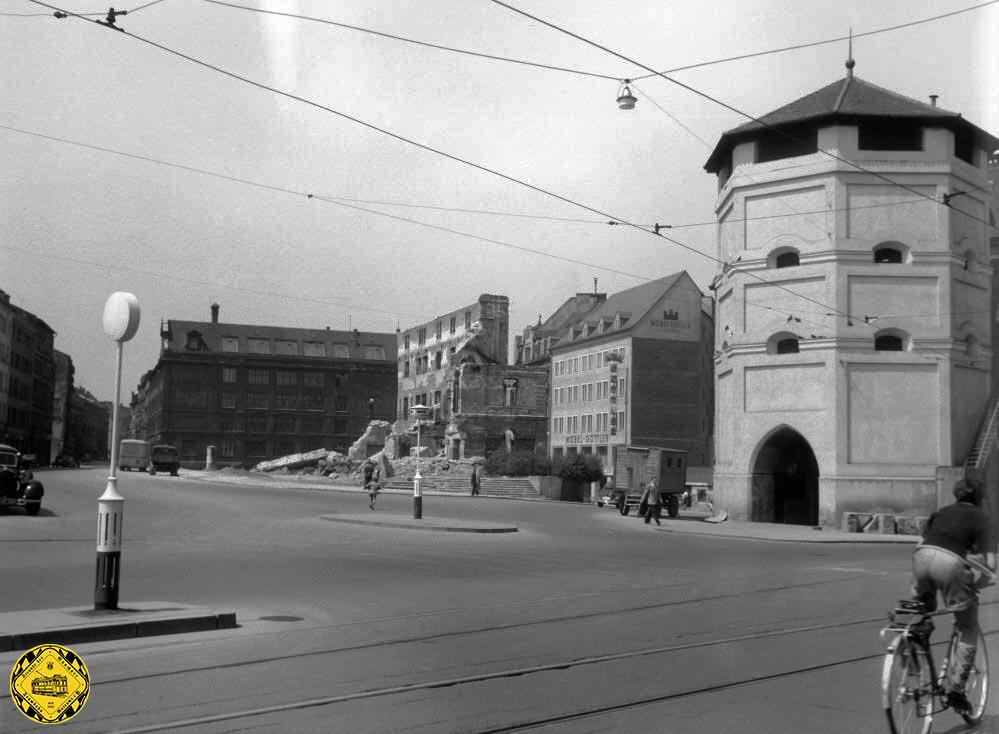 Bei den Luftangriffen auf München im Zweiten Weltkrieg brannte das Gebäude vollständig aus. Die Ruine stand noch bis 1953 und wurde dann abgetragen.