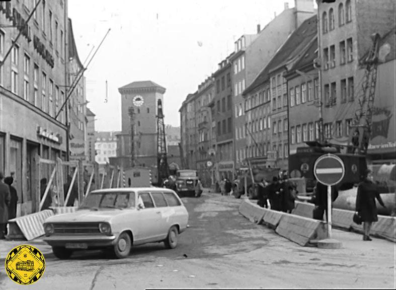 Nach dem 21.04.1968 wird die Strecke Marienplatz - Im Tal - Isartortorplatz aufgegeben und der Rückbau der Gleise beginnt wegen der S-Bahnbauarbeiten. Ein guter Grund für unseren Trambahn-Freund Johann Pollitzer, nochmal mit der Kamera dort vorbeizuschauen.