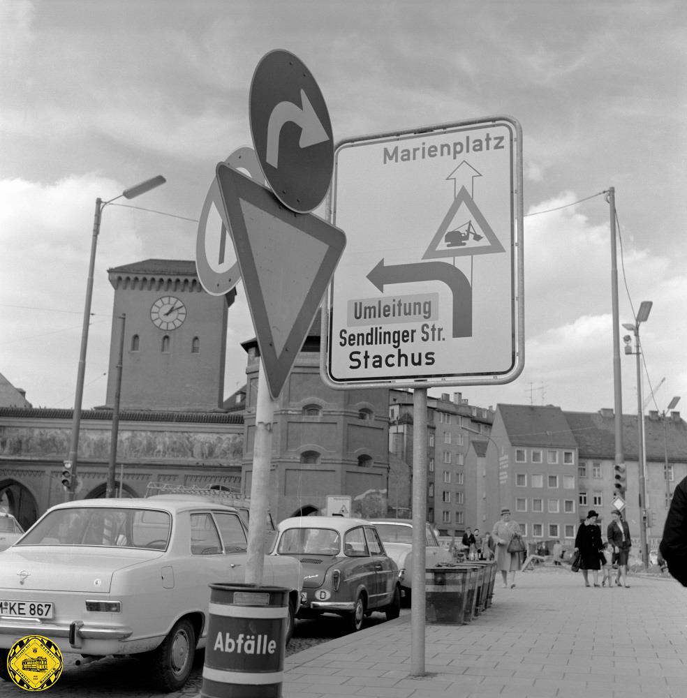 Heute ist der Isartorplatz fest in der Hand des Autoverkehrs durch den 1971 planierten Altstadtring, was der optischen Wirkung des Isartors deutlich schadet.