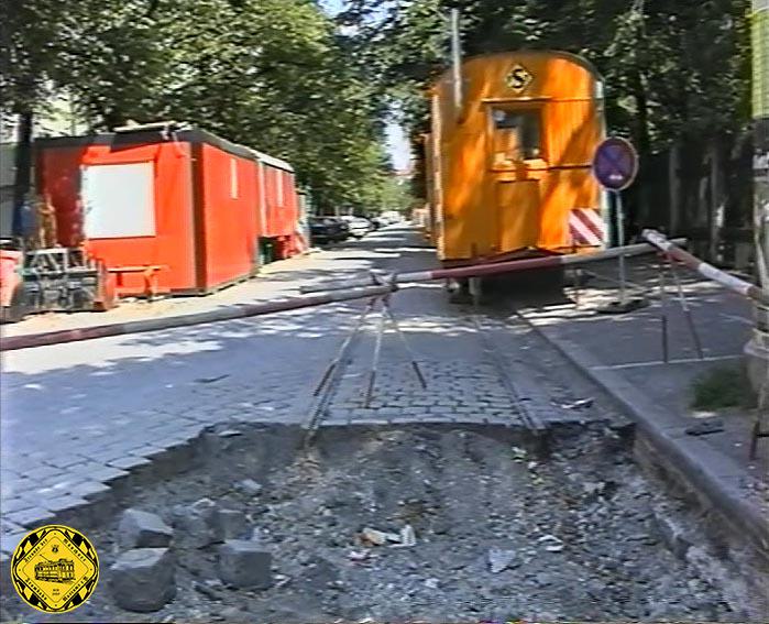 Nachdem ab dem 01.06.1996 nach dem Neubau der Strecke durch die Arnulfstraße zum Romanplatz wieder aufgenommen wird, kommt wenigstens der kurze Gleisstrummel in der Zirkus-Krone-Straße wieder in Betrieb, nun mit einem Gleisdreieck angebunden.