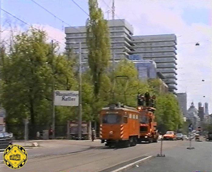 Abnahmefahrt auf der neu gebauten Arnulfstraße vom Hauptbahnhof bis Romanplatz und zurück: der Schienenschleifwagen vorneweg und ein Turmwagen-LKW mit der Abnahmekommission hinterher. Dabei wurde auch das Gleisdreieck an der Zirkus-Krone-Straße überprüft