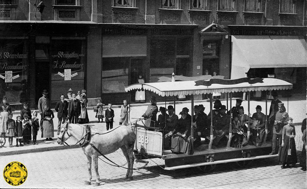 1893: Fotografentermin für Wagen 288 mit Pferd und Passanten an der Haltestelle Zweibrückenstraße stadtauswärts.