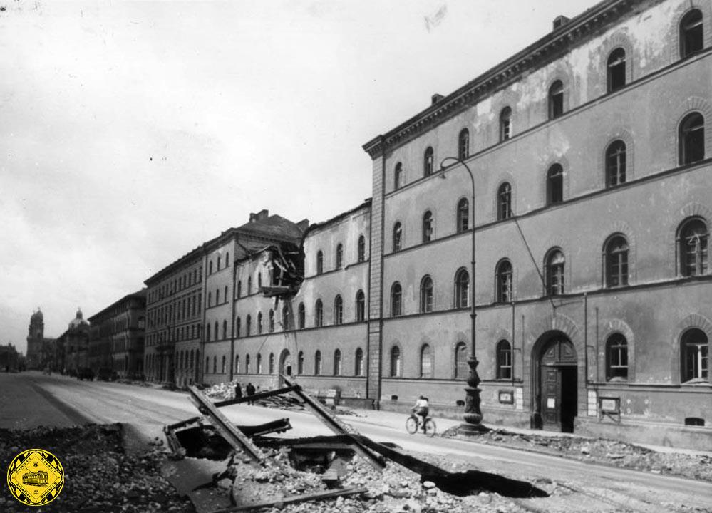 Bombenschäden in der Ludwigstraße machten den Trambahnverkehr in München unmöglich.