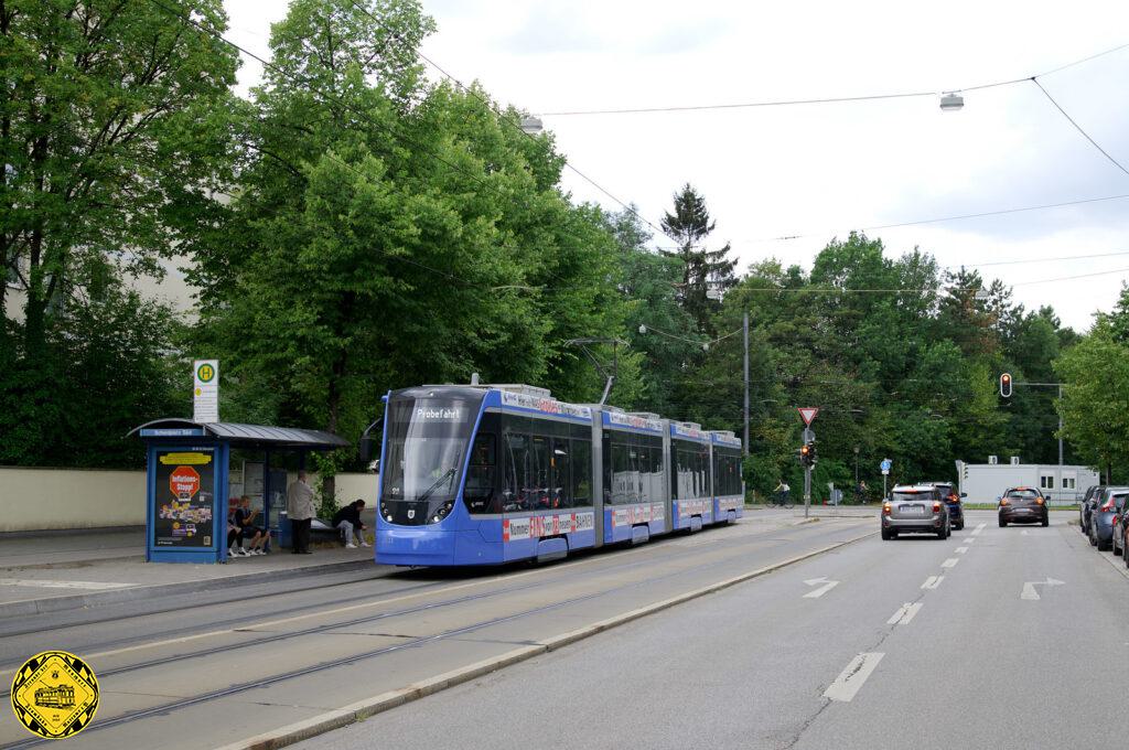 Im Zuge von Probefahrten zur Inbetriebnahme der neuen Avenio-Serie, passierte T4-Wagen 2511 am 27. Juli auch den Bereich der künftigen Haltestelle Scheidplatz Süd. Ein Bild von Frederik Buchleitner.