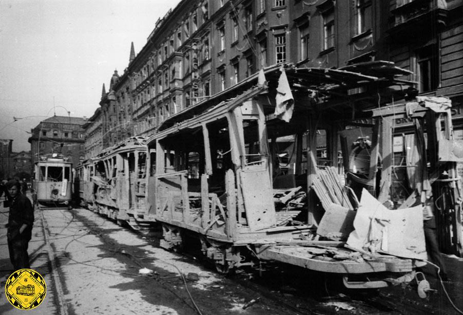 Viele ausgebrannte und Zerstörte Trambahnwagen blockierten die Arnulfstraße auf der Höhe des Starnberger Flügelbahnhofs.
