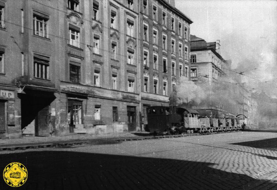 Ab Herbst 1944 fuhr nur noch die Bockerlbahn von der Ruine des Verkehrsministeriums am beschädigten Paketpostamt vorbei bis zum Steubenplatz.