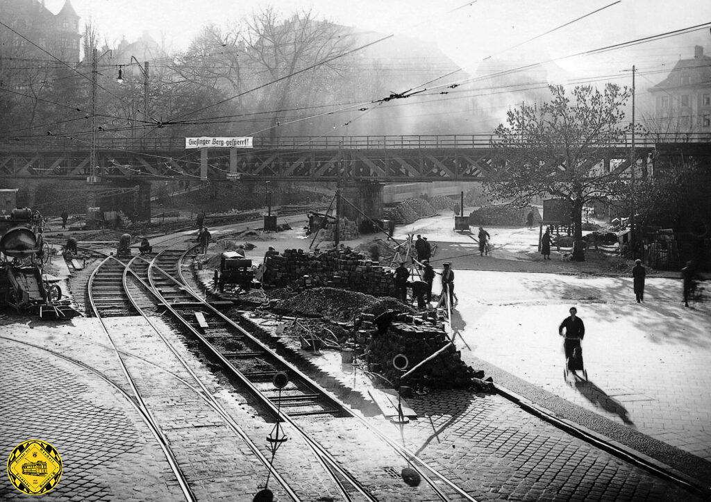 Im Jahr 1934 gibt es große Umbauten auf der Strecke Giesinger Berg zwischen Kolumbusplatz und Silberhornstraße bis Ostfriedhof:  die Gleiserneuerung wegen Verbreiterung der Giesinger Bergstrecke bringt Änderung der Gleislage und damit auch Anpassung der Schleife auf dem Kolumbusplatz.