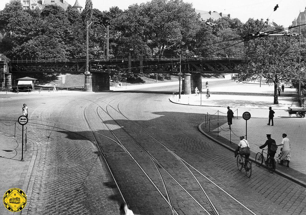Im Jahr 1934 gibt es große Umbauten auf der Strecke Giesinger Berg zwischen Kolumbusplatz und Silberhornstraße bis Ostfriedhof:  die Gleiserneuerung wegen Verbreiterung der Giesinger Bergstrecke bringt Änderung der Gleislage und damit auch Anpassung der Schleife auf dem Kolumbusplatz.
