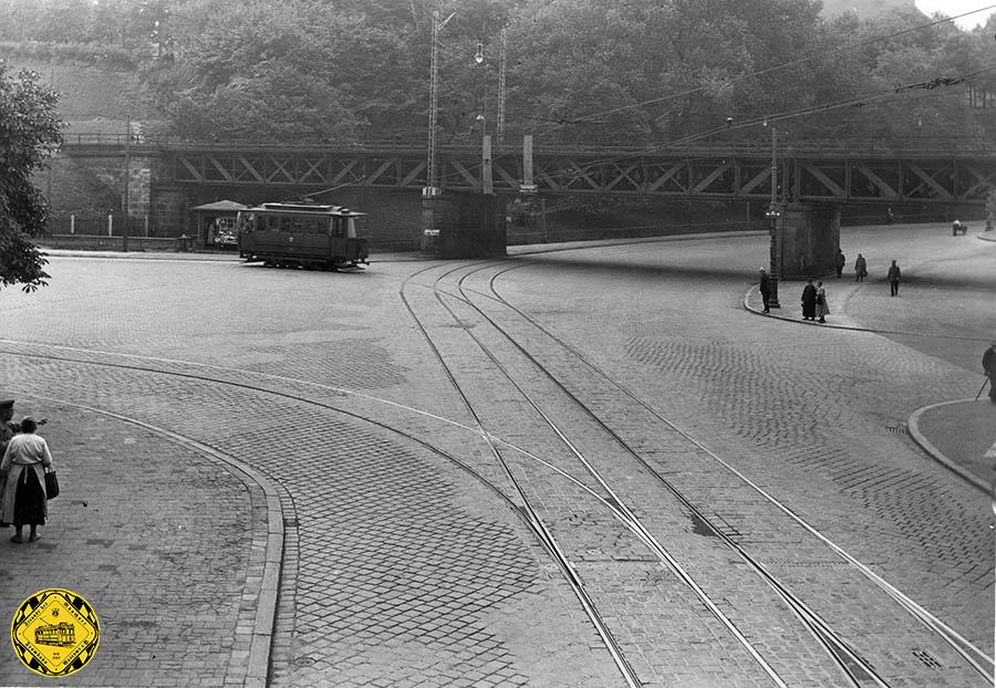Im Bild von 1934 fährt gerade der Schienenschleifwagen in die Schleife am Kolumbusplatz ein.