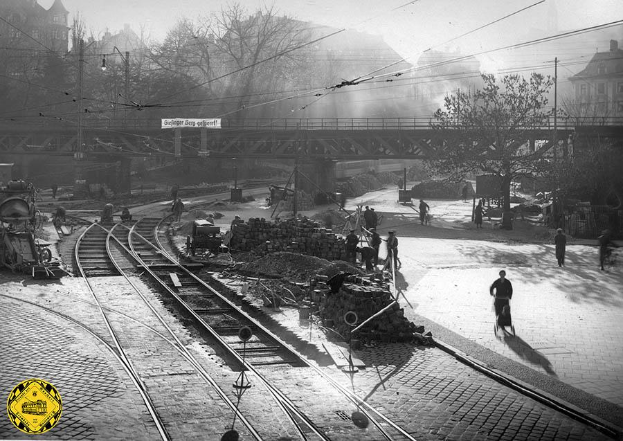 Im Jahr 1934 begannen die Bauarbeiten zum weiteren Ausbau des Giesinger Berges: die Trambahnschienen waren bis dahin auf der Bergseite des Straßenverlaufs gelegt. Bis 1935 wurden die Schienen nun in die Straßenmitte verlegt.