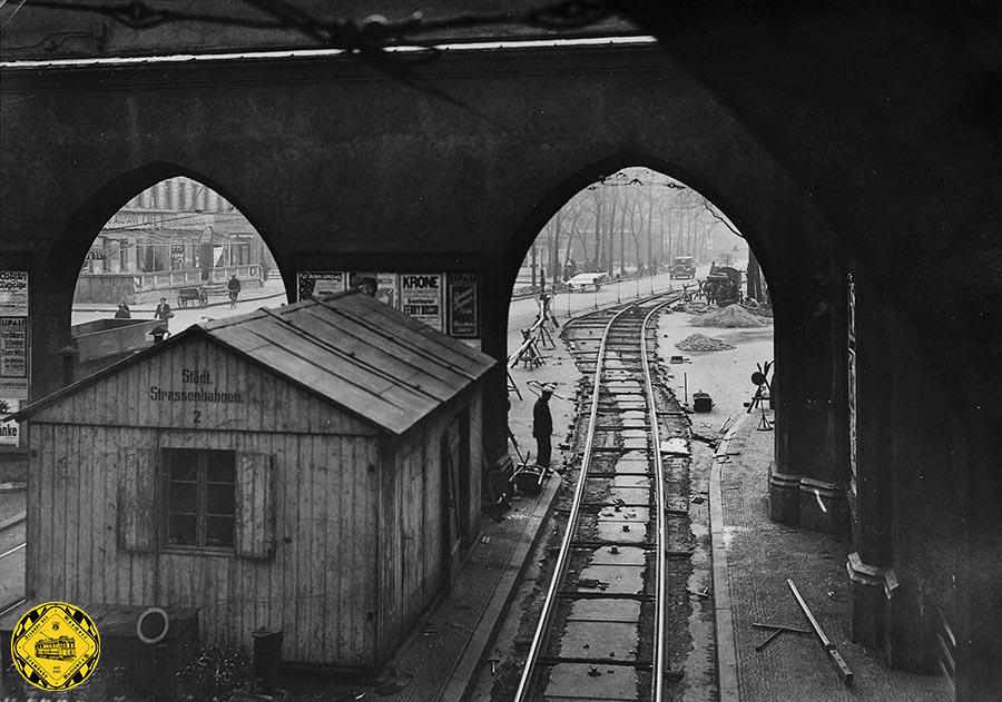 Im Jahr 1932 wurden die Gleise durchs Isartor erneuert und dabei der Bogen aus dem Tor heraus auf den Isartorplatz Richtung Ost abgeflacht. Man kann noch deutlich die alte Gleislage erkennen.