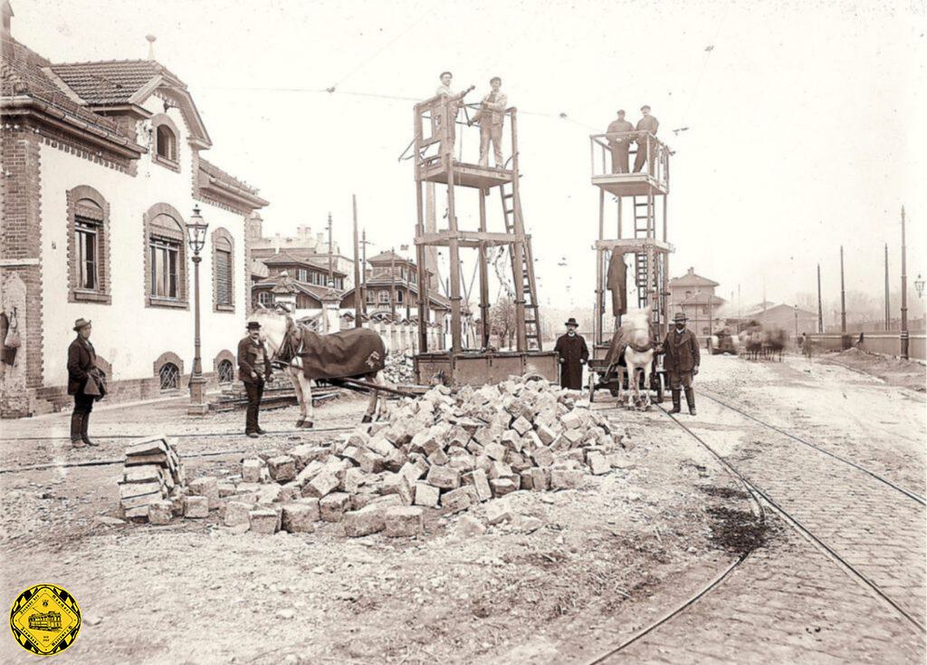 Die Elektrifizierung vom Betriebshof aus damals fand mit hölzernen Turmwagen statt, die Pferde-gezogen waren. Um die Schienen wurde jetzt die Straße generell gepflastert, weil sonst zu viel Steine von den unbefestigten Straßen in die Rillenschienen fallen würden. War das bei Pferdetrambahnen nur ein Komfort-Problem, wenn man über dreckige Schienen fuhr, war jetzt die Stromrückführung über Räder für den Betrieb wichtig.