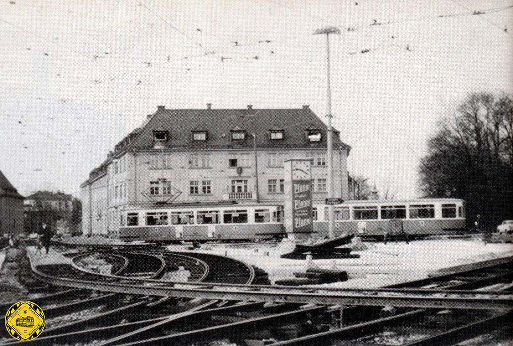 1960 wurden die Pläne einer Weiterführung der Trambahn über den Herkomerplatz hinaus umgesetzt. Dazu musste aber der Betrieb der Schleife unterbrechungsfrei weiterlaufen. Daher grub man die alten Schleifengleise aus, erhöhte sie mit Unterlegklötzchen etwas und schob die Schienen und Weichen der neuen Gleisführung einfach drunter. Danach spannte man die Oberleitung und in einer Nacht entfernte man die Schleifengleise und verschwenke die Schienen der Montgelasstraße und der Ismaningerstraße und am 7 Juni wurde die Verlängerung erstmals planmäßig befahren.