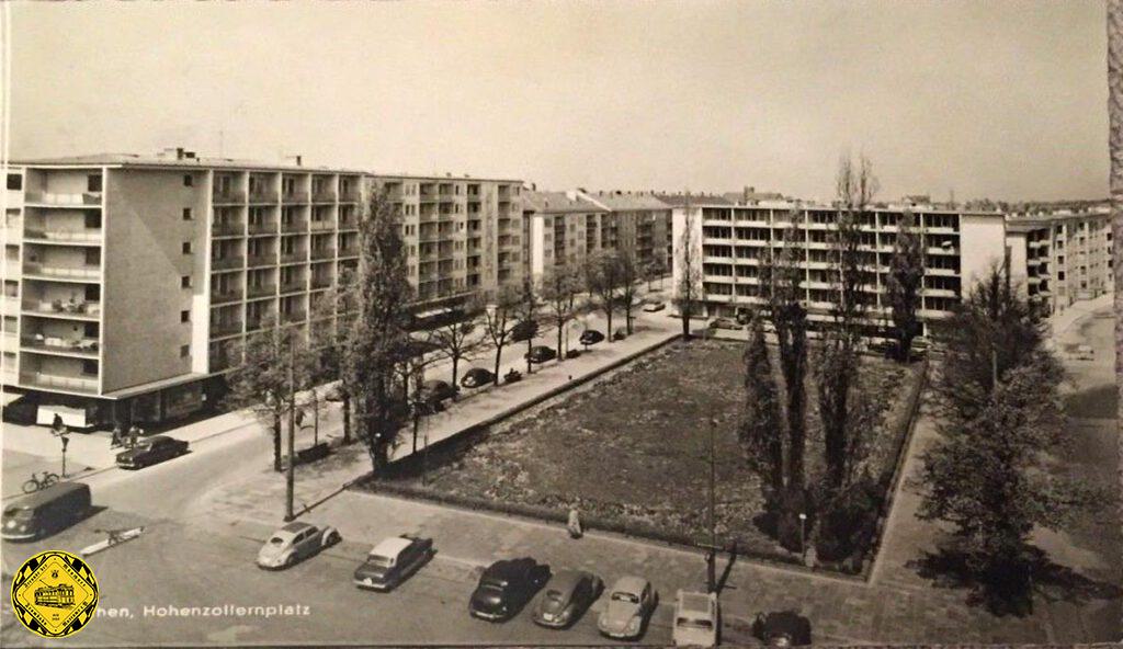 ine Ansichtskarte vom Hohenzollernplatz aus den früher 60er-Jahren zeigt die ursprüngliche Anlage des Platzes mit den neu nach dem Krieg entstanden Wohn- und Geschäftshaus-Blöcken. Die Form des Platzes ist erst nach dem U-Bahnbau 1980 und 1996 mit einer weiteren Umgestaltung mit Brunnen und kleiner Fußgängerzone in der heutigen Form entstanden.