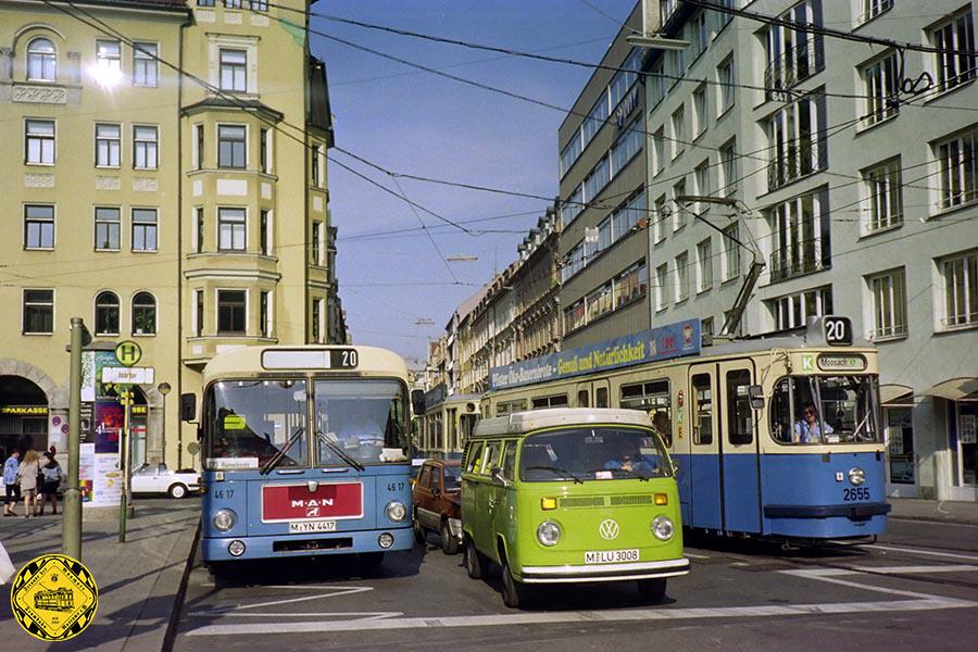 Der Isartorplatz 1993: munteres Stelldichein von Bus, Trambahn und Individualverkehr hat Peter Franz eingefangen.