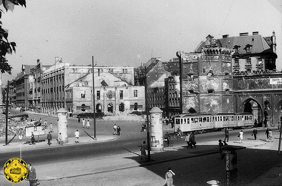 Bilder aus dem Jahr 1947 vom Isartorplatz: der Trambahnverkehr wird so gut wie möglich mit den Wagen, die unbeschädigt durch den Krieg gekommen sind, weitergeführt, verstärkt hier mit verschiedenen K Typ Wagen, da anfangs aussahen wie fahrbare Bretterverschläge.