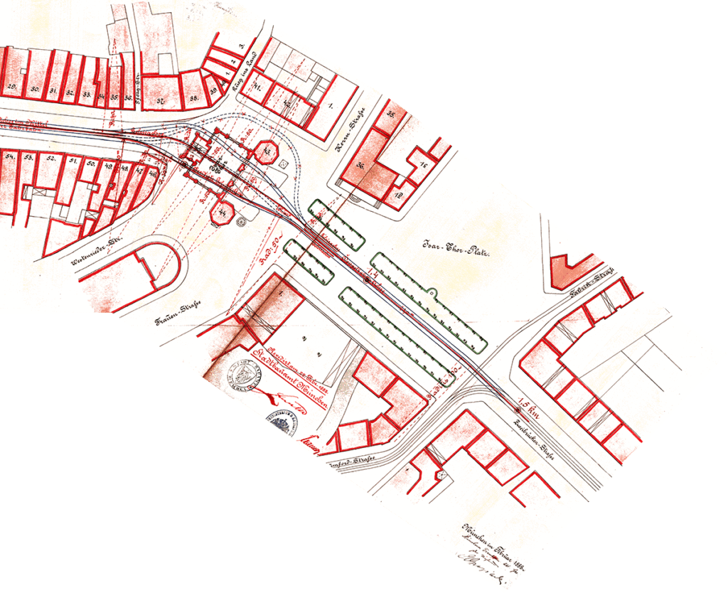 Dieser Plan vom 22.Februar 1888 zur Entscheidungsfindung, wie man um oder durch das Isartor kommt und ob man es umbaut und die Torbögen vergrößert, zeigt, wie damals um diese Gleisführung gerungen wurde.