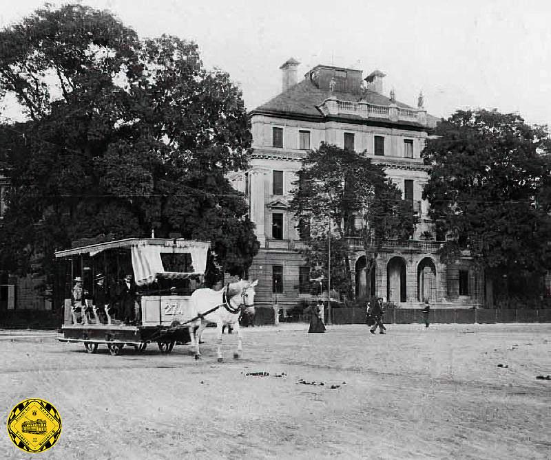 Pferdewagen 274, ein Sommerwagen, kommt von Schwabing auf den Karolinenplatz. Ab dem 1.August 1890 bedient die Linie 1 den Karolinenplatz. In Schwabing war die Kreuzung Barerstraße mit der Adalbertstraße  der Endpunkt, wo umgespannt wurde. 