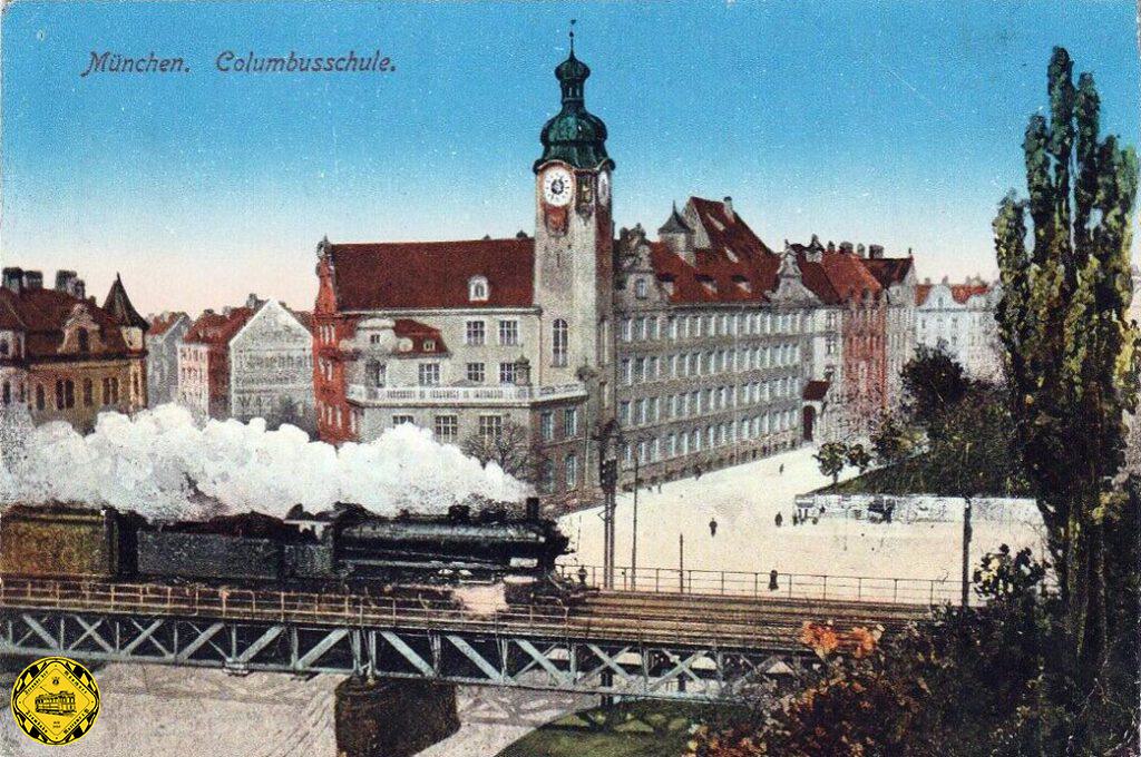 Seit dem 15. März 1871 über die Jahrzehnte bis heute ist der Kolumbusplatz geprägt durch die Eisenbahnbrücke des Münchner Südrings. Hier sehen wir den Dampflokbespannten Orientexpress auf dieser Brücke und nach der Elektrifizierung ab dem 3. Januar 1927 dieser Bahnstrecke einen Schnellzug nach Wien.