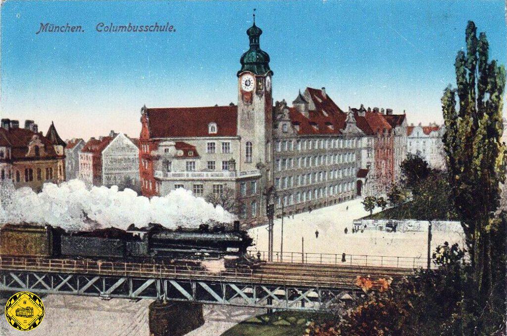 Seit dem 15. März 1871 über die Jahrzehnte bis heute ist der Kolumbusplatz geprägt durch die Eisenbahnbrücke des Münchner Südrings. Hier sehen wir den Dampflokbespannten Orientexpress auf dieser Brücke und nach der Elektrifizierung ab dem 3. Januar 1927 dieser Bahnstrecke einen Schnellzug nach Wien.