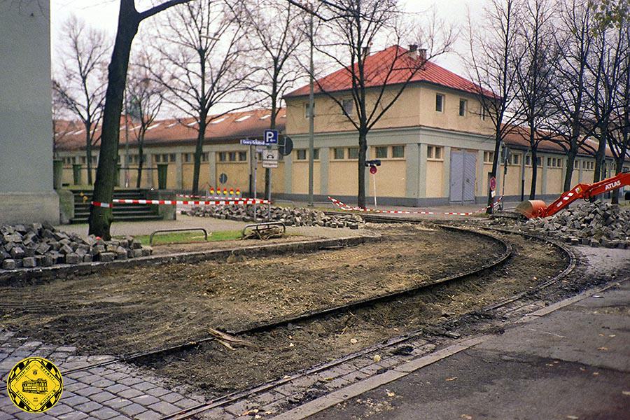 Nach und nach verschwinden die Gleise der Kroneschleife: 1997 wird die Kurve von der Zirkus-Krone-Straße in die Georg-Schätzel-Straße, wie der Teil der ehemaligen Tillystraße seit 1967 heißt, entfernt.