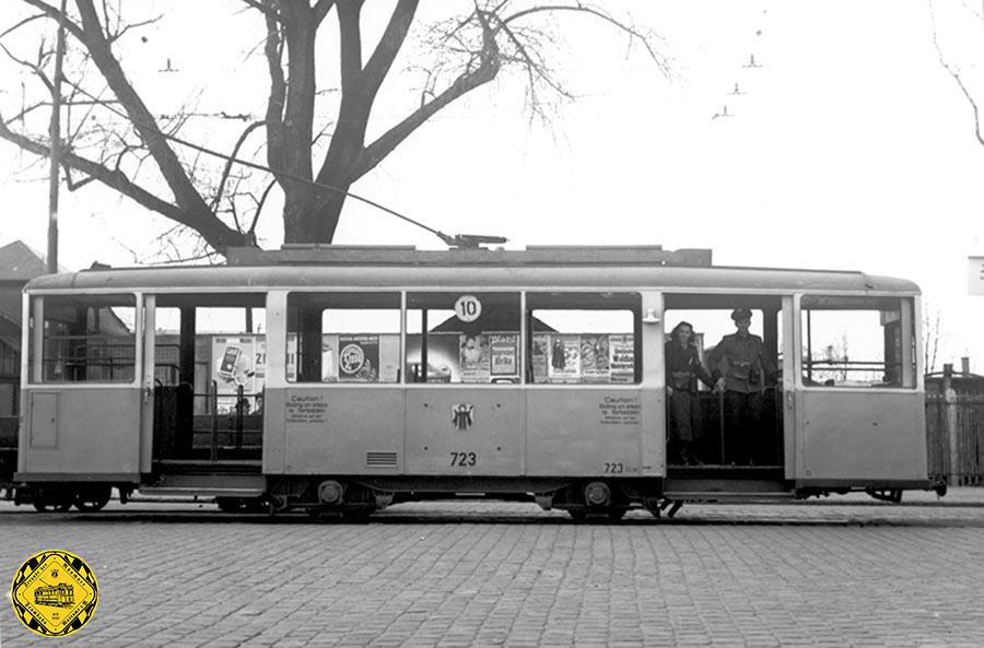 Ein Heidelberger auf der Linie 10 macht Halt noch in der alten Wendeschleife am Isartalbahnhof: J-Tw 723 am April 1950