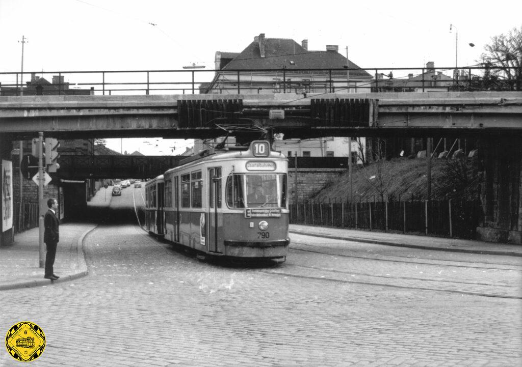 Der M3-Tw 790 + m3-Bw 1616 fahren im März 1967 nochmal in der Unterführung Thalkirchner-/ Lagerhausstraße auswärts wenige Tage vor der Stilllegung der Strecke.