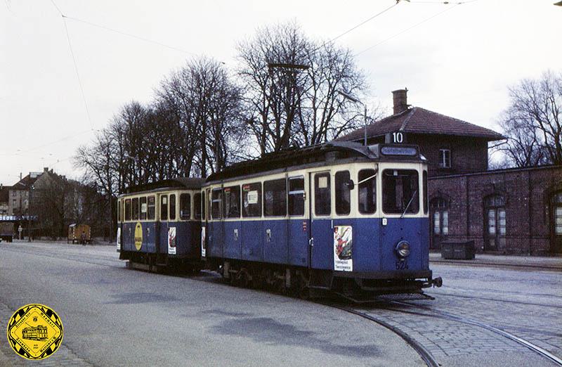 Der D6-Tw 524 + f-Bw auf der Linie 10 vor dem Isartalbahnhof am 7.4.1967.