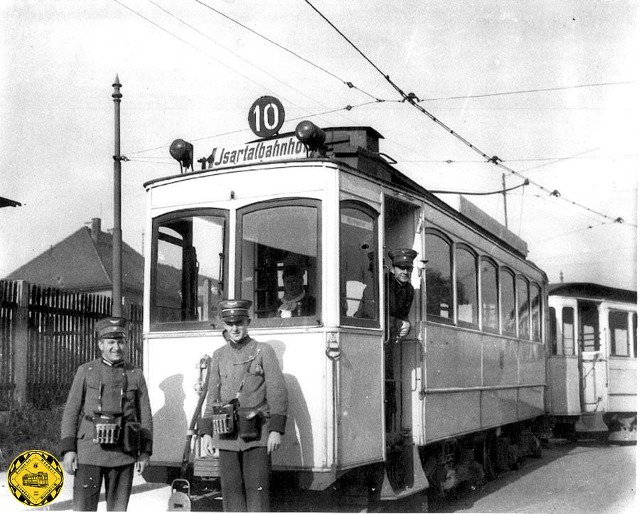 Der A-Tw 305 mit Personal auf der Linie 10 am Isartalbahnhof im Jahr 1930