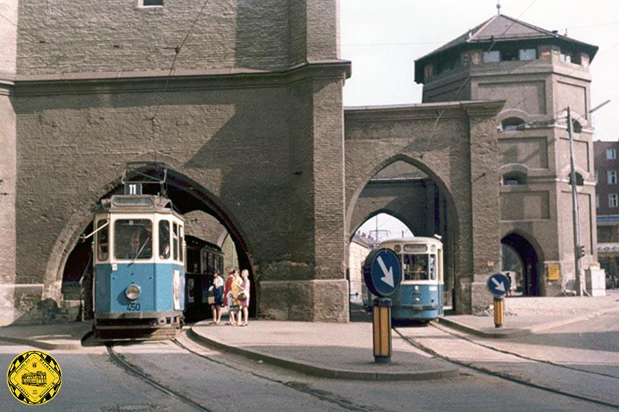 Auf der Linie 11 fährt 1968  der Typ D 4.5 TW450 nochmal durch das Isartor Richtung Marienplatz.