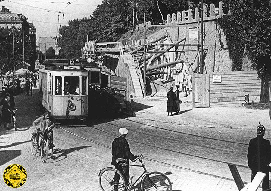 Linie XII (Linienfarbe: Weiß) (zweite gemeindliche Linie) kam vom 01.09.1896 am Kolumbusplatz vorbei bis 29.04.1945. Nach dem Krieg gab es nochmal eine Fahrt über den Kolumbusplatz vom 23.06.1947 bis 06.10.1947.