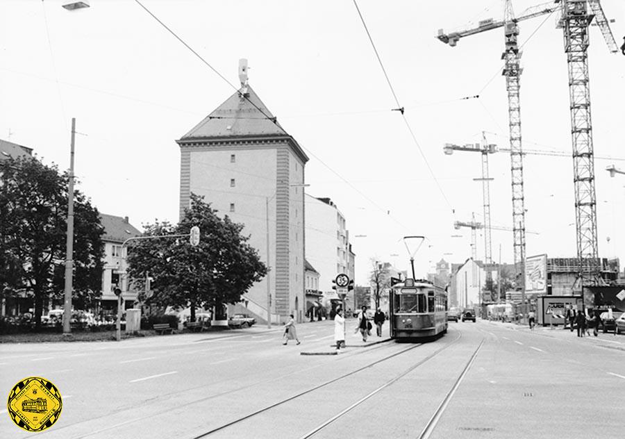 Die Linie 16 mit dem M5-Tw 2616 + m4-Bw 3469 steht am 8.5.1991 an der Haltestelle Hofmannstraße auswärts