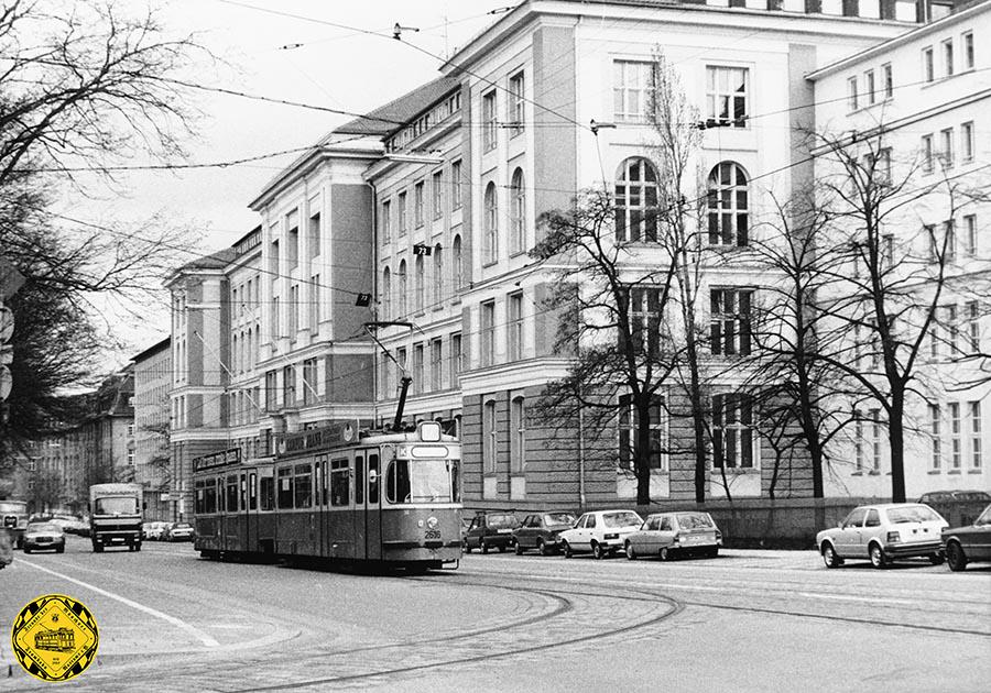 Erst am 29.5.1983 wird die Zirkus-Krone-Schleife aufgelassen mit der Inbetriebnahme der Linie U 1 vom Innsbrucker Ring zum Rotkreuzplatz, da auch die Strecke durch die Arnulfstraße stillgelegt wird.