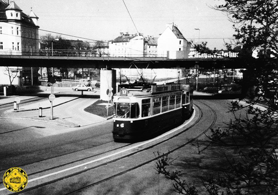 Die Linie 17 drehte am Kolumbusplatz vom 11.12.1906 bis zum 01.04.1936 an Werktagen, sonn- und feiertags ging es oft weiter zum Wettersteinplatz und Grünwald. Danach wurde diese Schleife 1936 aufgelöst und die Linie 17 fuhr bis zum zum Betriebsschluss am 28.05.1983 mit Kriegsunterbrechungen. 