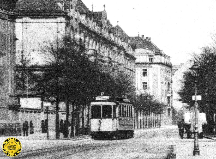 Ab dem 23.11.1975 bis heute hält die Linie 12 am Hohenzollernplatz.