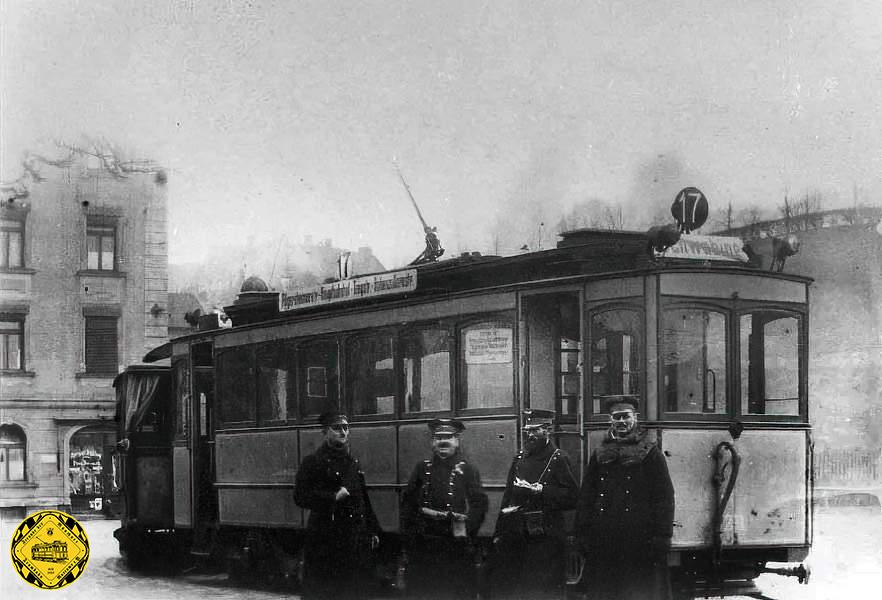 Der Kolumbusplatz war seit 11.12.1906 für lange Zeit der Endpunkt der Linie 17. Im Jahr 1915 wartet der A2-Tw 211 mit Personal am Kolumbusplatz fertig zur Abfahrt auf der Linie 17 nach Schwabing.