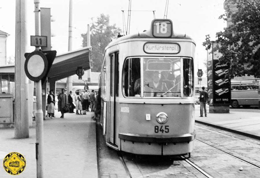 Die Linie 18 am 9.7.1958 mit dem M3-Tw 845 + m-Bw an der Haltestelle Boschetsrieder-/Wolfratshauser Straße einwärts.