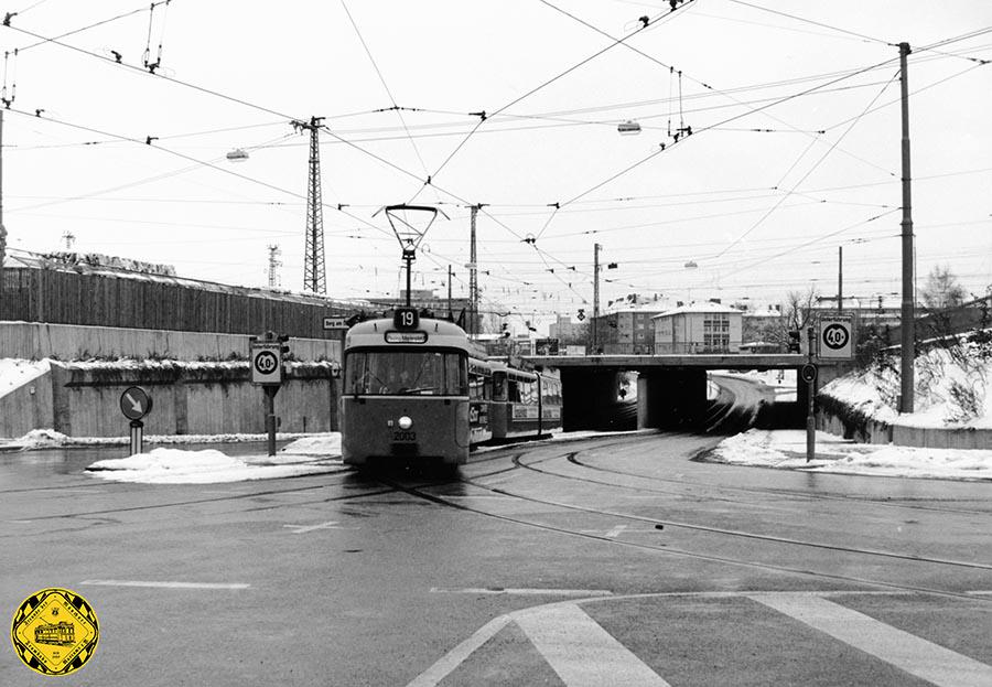Die Linie 14 kommt durch die alte Unterführung von der St.Veit-Straße zum Ostbahnhof und fuhr später auch weiter zum Max-Weber-Platz.

Im Herbst 1985 musste diese alte Unterführung ersetzt werden. Da sie etliche Gleise des Ostbahnhofs unterquert wurde knapp 3 Jahre an der neuen Unterführung etappenweise gebaut, um den Schienenverkehr der Bundesbahn und der Trambahn nicht zu unterbrechen.