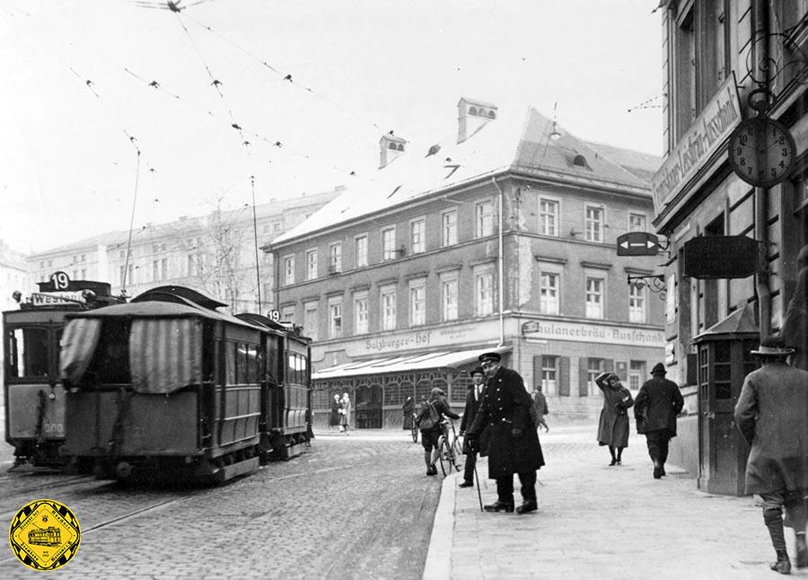 Ein Wagen der Linie 19 steht am 30.9.1933 an der Haltestelle Isartorplatz einwärts.