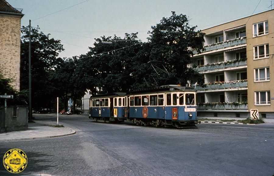 D-Tw 485 auf der Linie2 in der Parzivalstraße vom Kölner Platz kommend einwärts am 25.9.1967