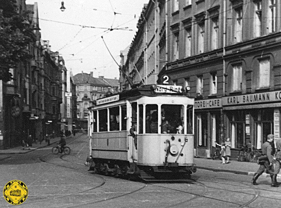 Die Linie II (Linienfarbe: Rot) erreichte als erste Linie von der Müllerstraße her am 01.09.1877 den Isartorplatz. Letzter Betriebstag war der 03.10.1943.