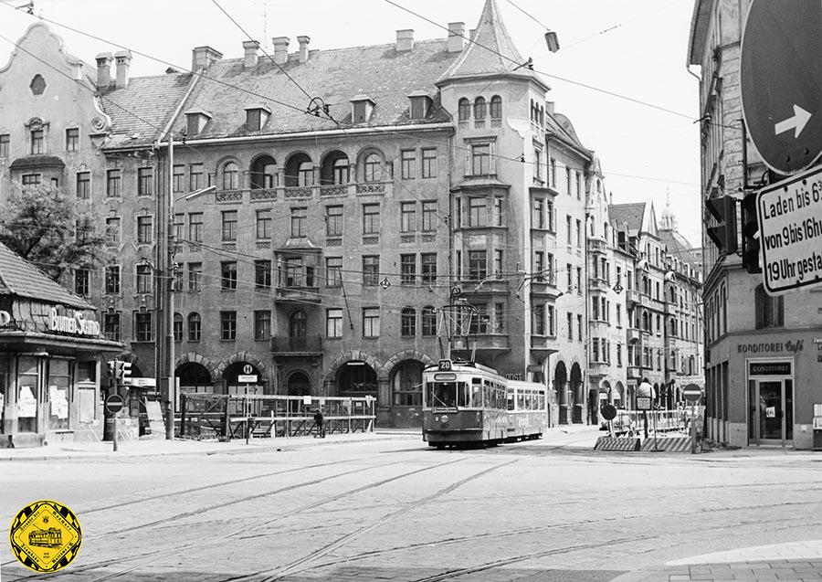 Der M4-Tw 967 + m4-Bw 1772 an der Haltestelle Isartorplatz einwärts am 26.7.1970.